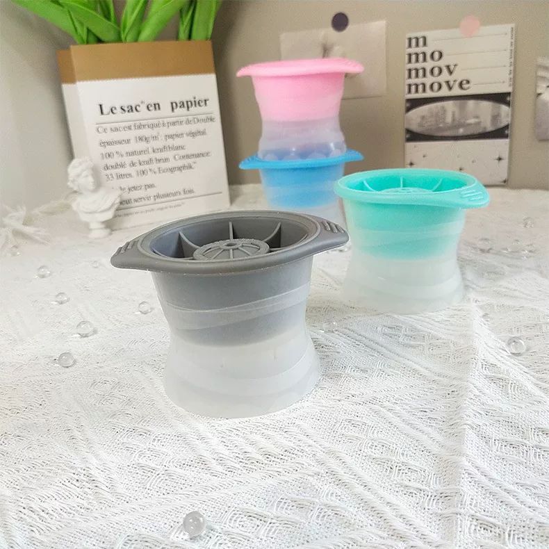 Forma de gelo grande em formato esférico para whisky