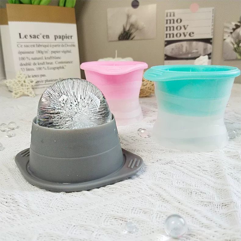 Forma de gelo grande em formato esférico para whisky